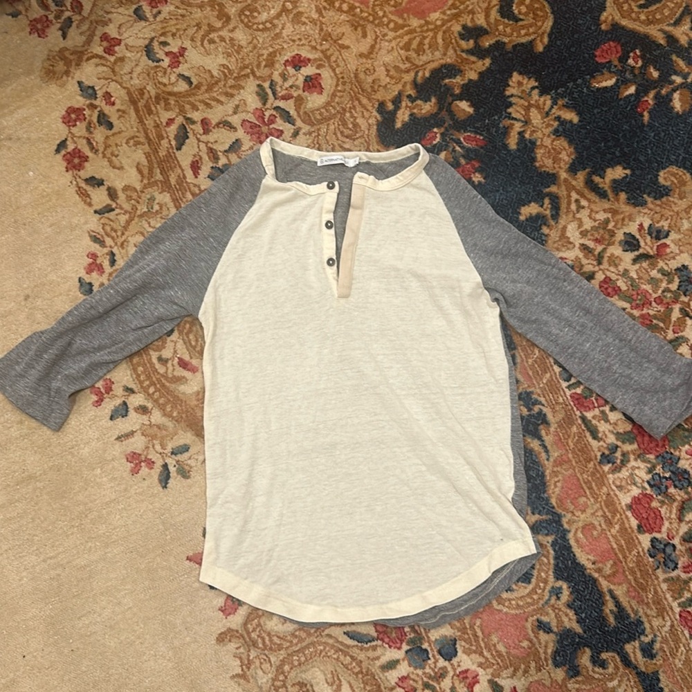 LIKE NEW - urban outfitters 3/4 sleeve